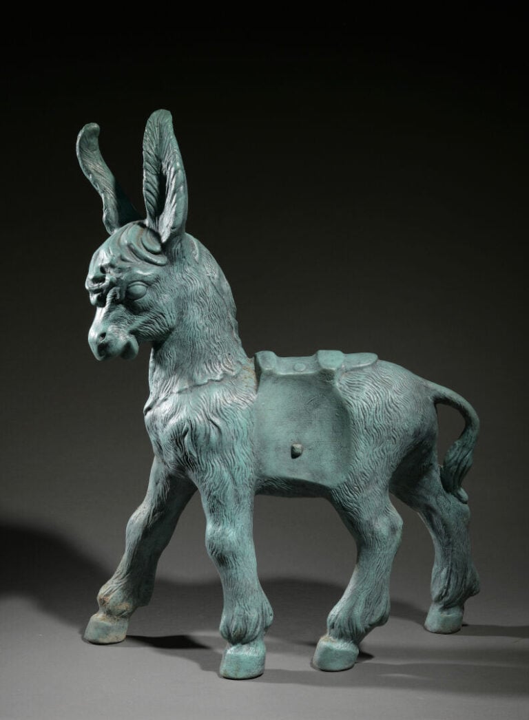 Ecole moderne - Sculpture en bronze à patine verte figurant un âne - H : 77 cm…