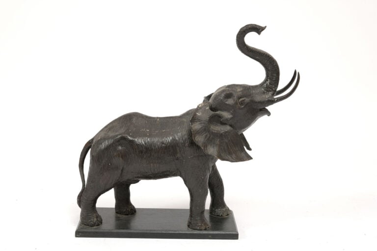 École moderne - Sculpture en bronze patiné représentant un éléphant barrissant…