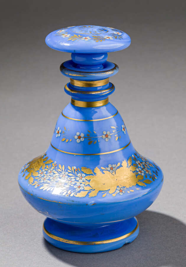 Flacon piriforme sur piédouche et son bouchon en opaline de cristal bleu de lin…