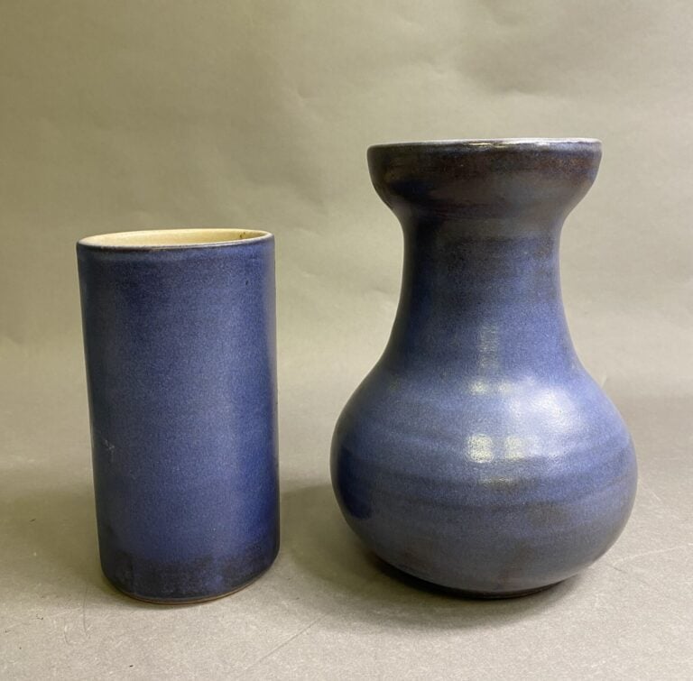 FONK et MATEO à VALLAURIS - Réunion d'un vase balustre et d'un vase rouleau en…