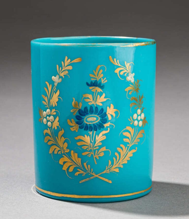 Gobelet droit en opaline de cristal turquoise à décor Desvignes de deux rameaux…
