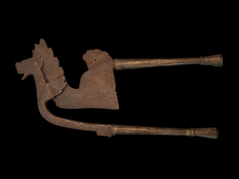 INDE - Ensemble de deux coupe-noix de Bétel, l'un au motif abstrait et l'autre…