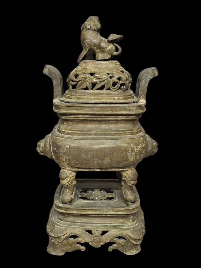 INDOCHINE v. 1880 - Brûle-Parfum forme Ding flanqué de têtes de lions - Bronze…