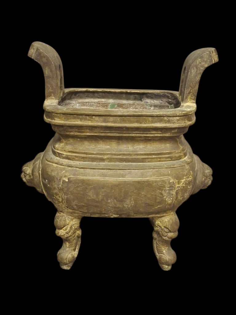 INDOCHINE v. 1880 - Brûle-Parfum forme Ding flanqué de têtes de lions - Bronze…