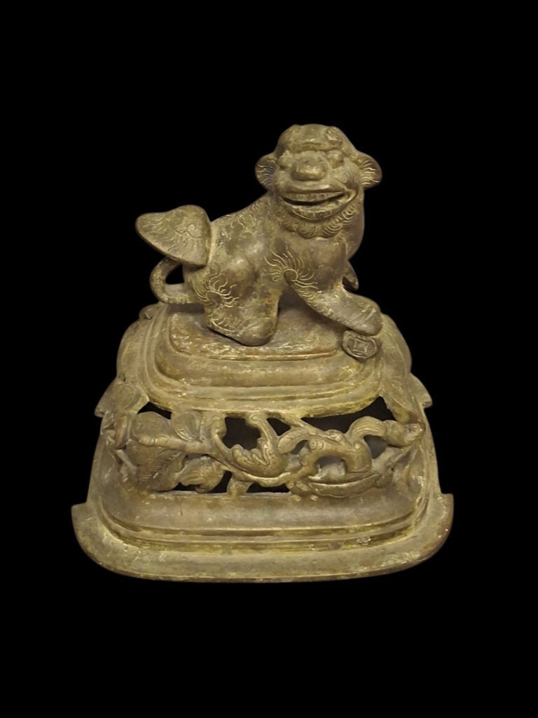 INDOCHINE v. 1880 - Brûle-Parfum forme Ding flanqué de têtes de lions - Bronze…