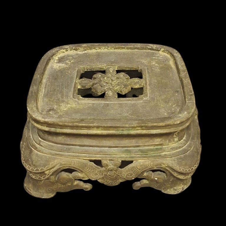 INDOCHINE v. 1880 - Brûle-Parfum forme Ding flanqué de têtes de lions - Bronze…