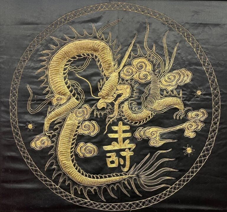 INDOCHINE, vers 1930-1950 - Réunion de deux broderies en soie, à décor de drago…