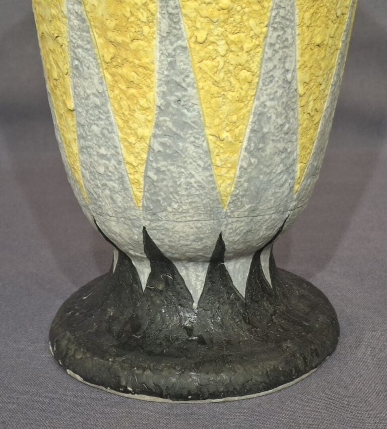 Jacques SAGAN (1927-2004), à VALLAURIS - Vase évasé sur piédouche en céramique…