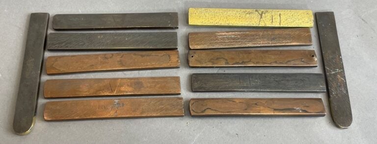 JAPON - Ensemble de 12 kozukas en cuivre à décor en relief ciselé et doré repré…