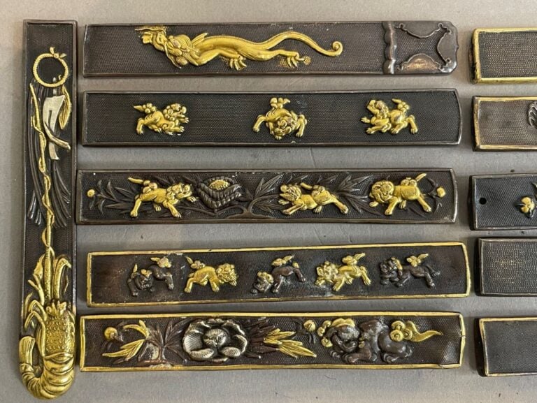 JAPON - Ensemble de 12 kozukas en cuivre à décor en relief ciselé et doré repré…