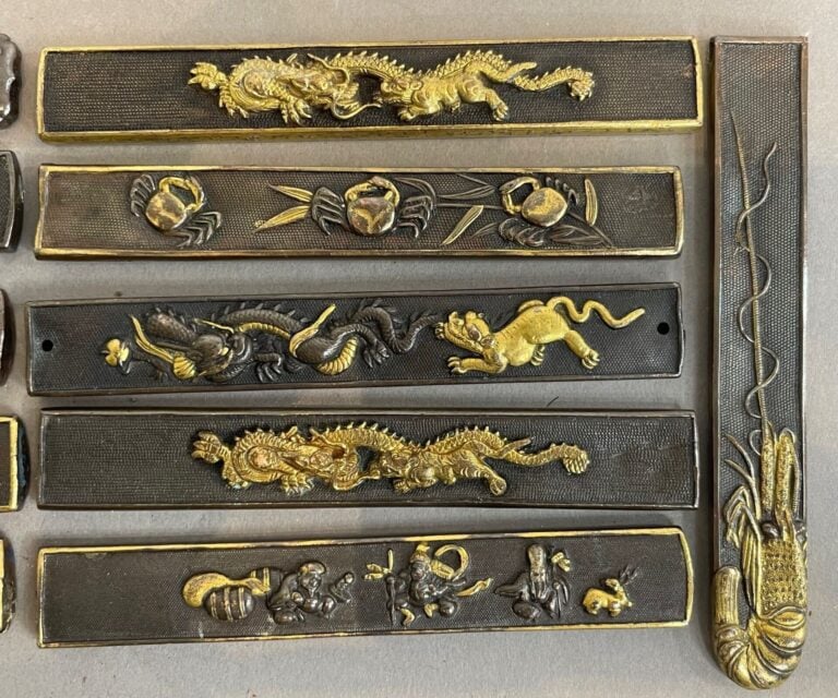 JAPON - Ensemble de 12 kozukas en cuivre à décor en relief ciselé et doré repré…