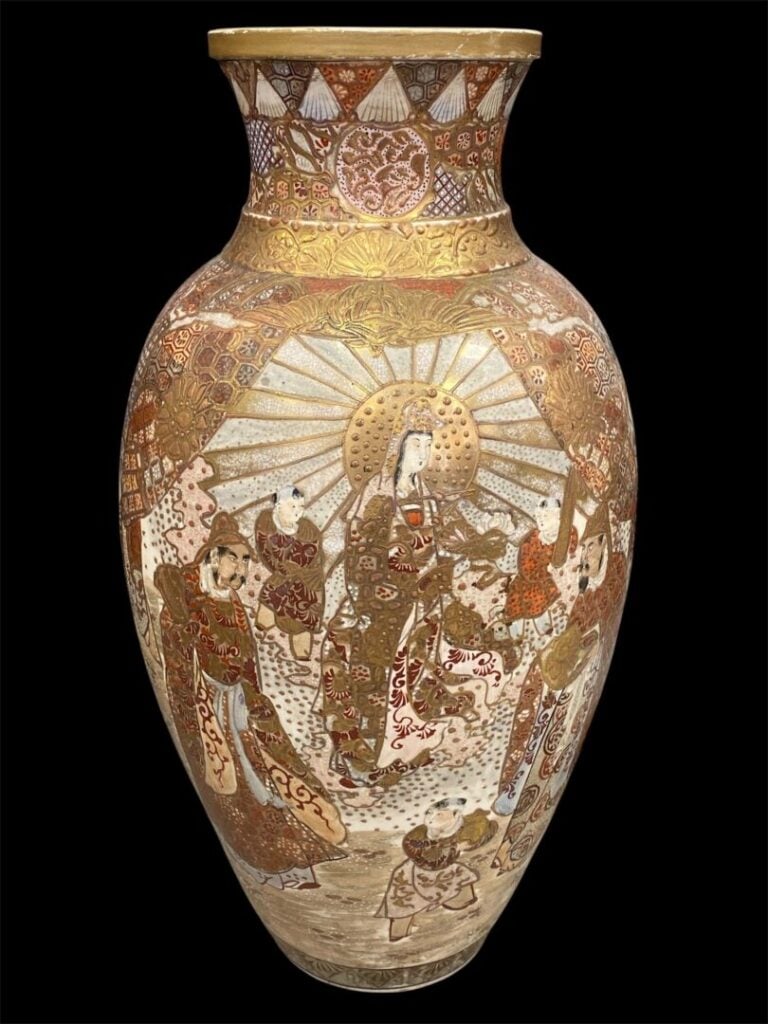 Japon, période Meiji - Vase en faïence de Satsuma de forme balustre - Décor de…