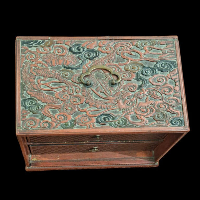JAPON - Petit cabinet en laque rouge à décor de dragon - 23 x 26 x16 cm - (acci…