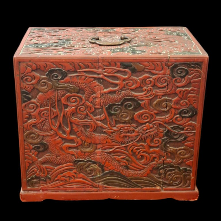 JAPON - Petit cabinet en laque rouge à décor de dragon - 23 x 26 x16 cm - (acci…