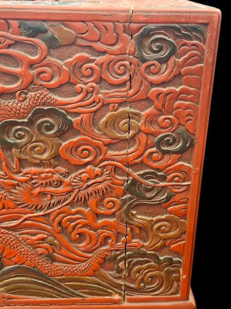 JAPON - Petit cabinet en laque rouge à décor de dragon - 23 x 26 x16 cm - (acci…