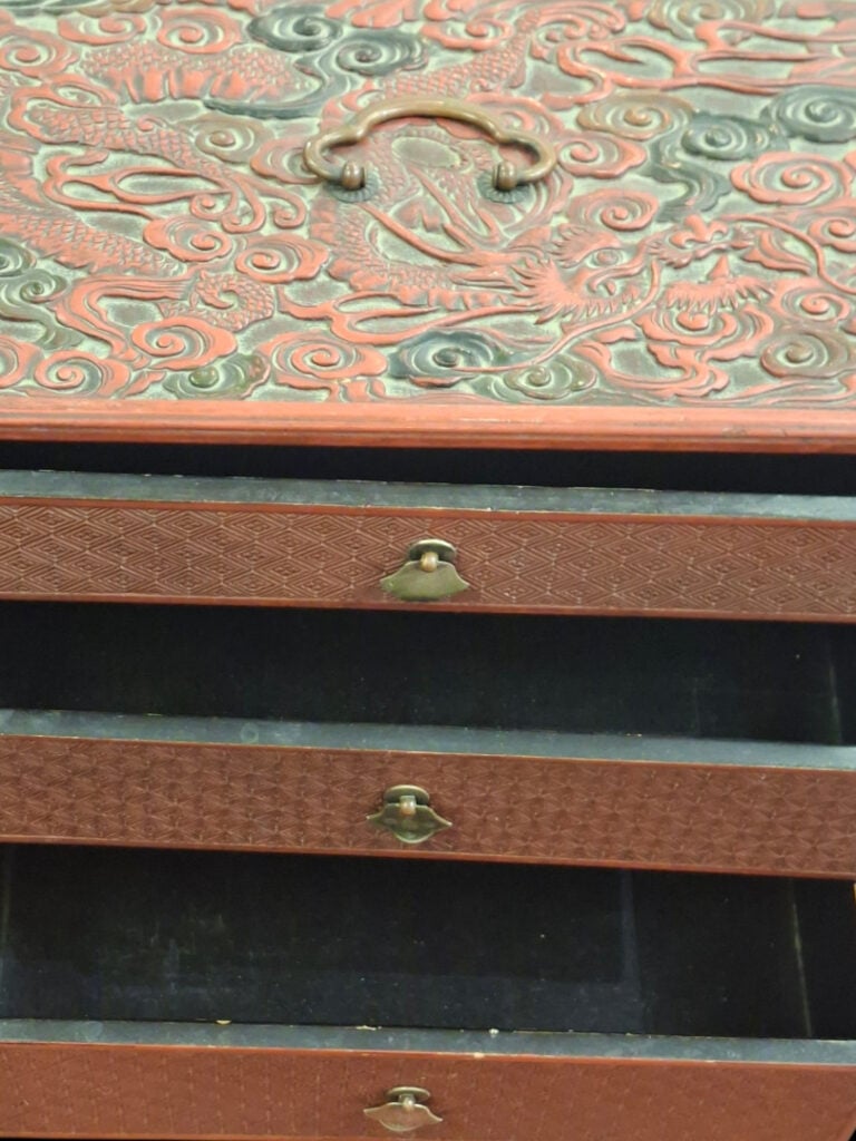 JAPON - Petit cabinet en laque rouge à décor de dragon - 23 x 26 x16 cm - (acci…