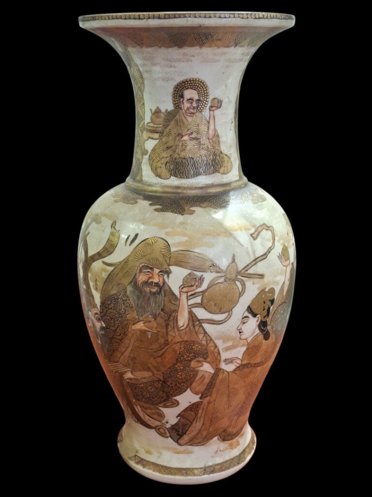 JAPON - Vase balustre monté en lampe en faïence de Satsuma à décor polychrome e…