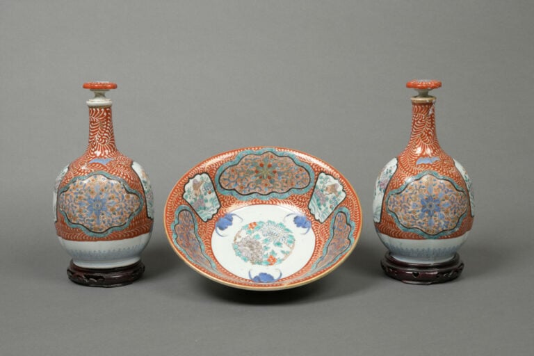 JAPON, vers 1880-1900. - Paire de bouteilles en porcelaine (apothicaires) sur s…