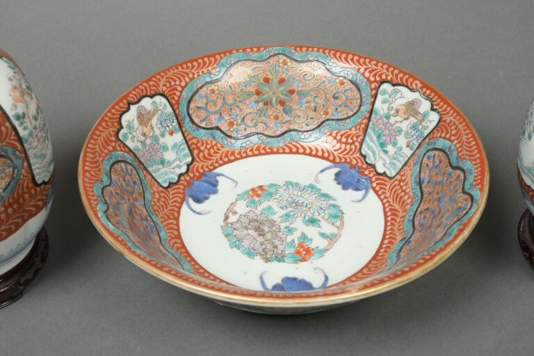 JAPON, vers 1880-1900. - Paire de bouteilles en porcelaine (apothicaires) sur s…