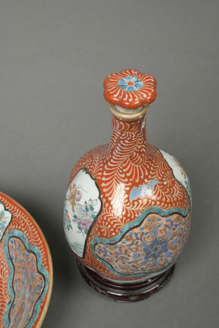 JAPON, vers 1880-1900. - Paire de bouteilles en porcelaine (apothicaires) sur s…