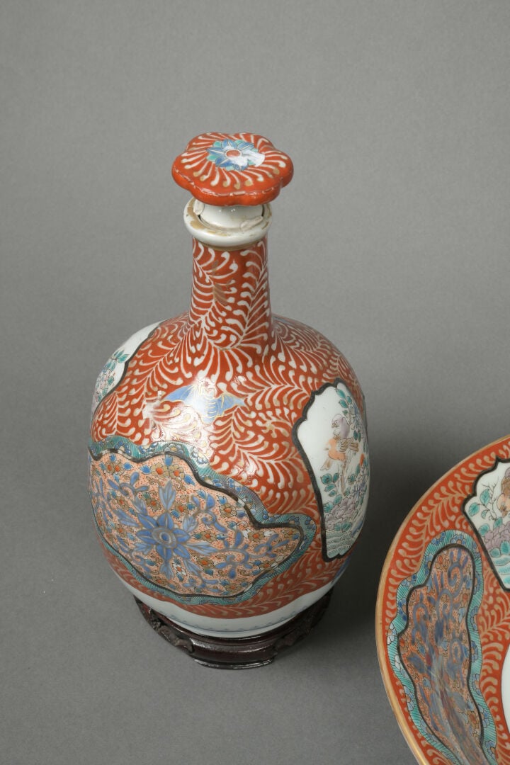 JAPON, vers 1880-1900. - Paire de bouteilles en porcelaine (apothicaires) sur s…