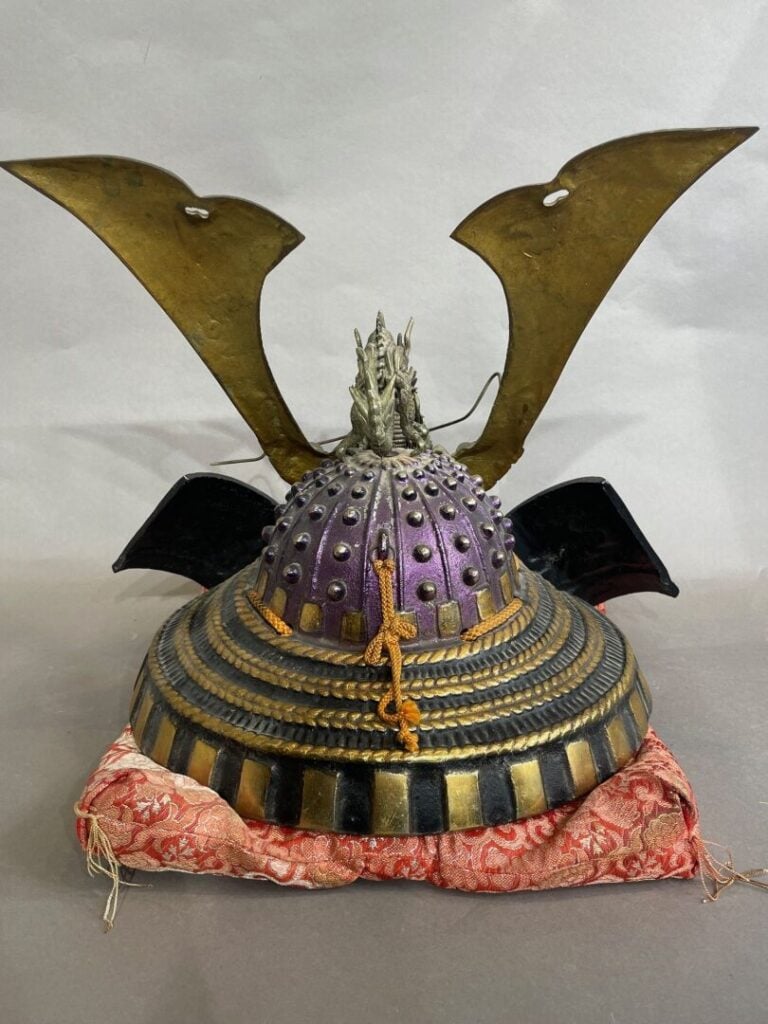 JAPON, vers 1900 1920 - Kabuto, avec en maedate et ornement en dragon - H. 29,5…