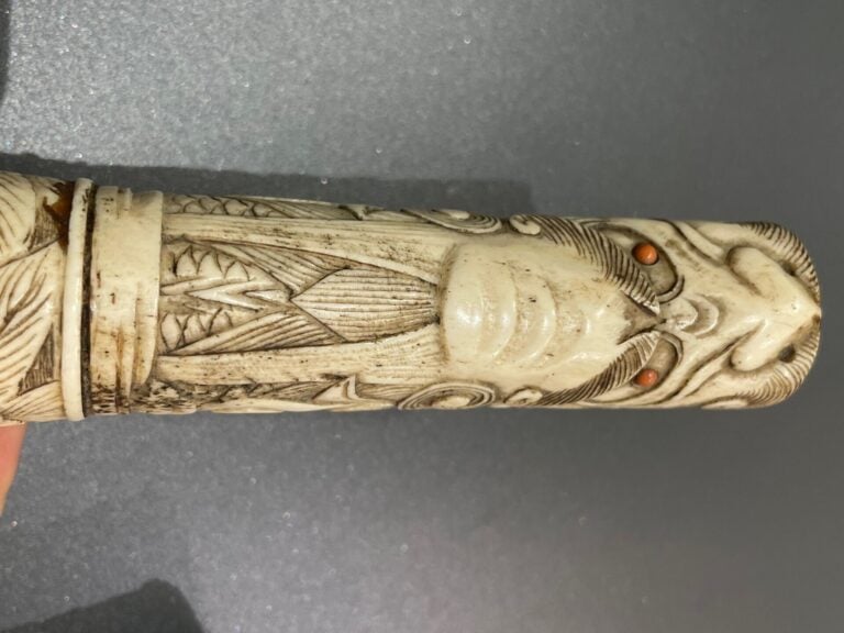 JAPON, vers 1920 - Tantô en os sculpté à décor de personnages et de samouraïs -…