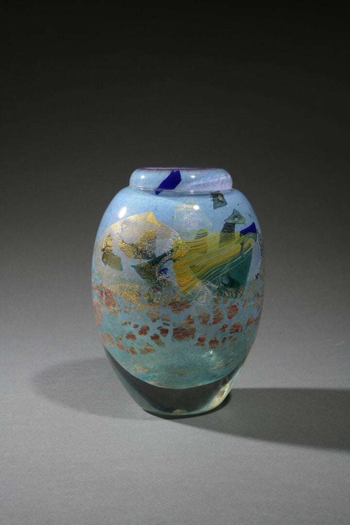 Jean-Claude NOVARO (1943-2014) - Vase en verre soufflé à col ourlé à décor d'in…
