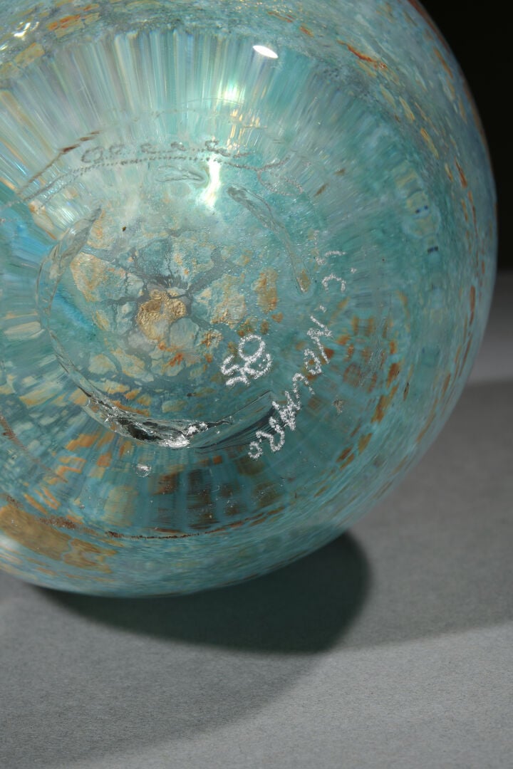 Jean-Claude NOVARO (1943-2014) - Vase en verre soufflé à col ourlé à décor d'in…