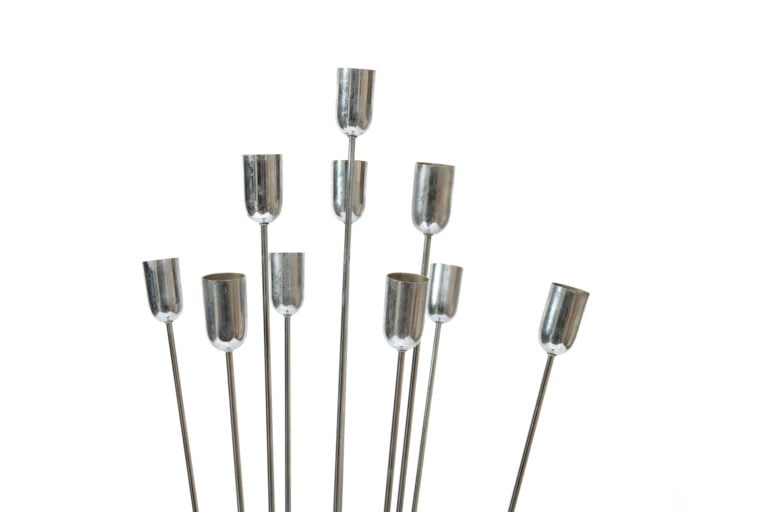 Lampadaire en métal brossé posant sur une base circulaire laquée noire sur laqu…