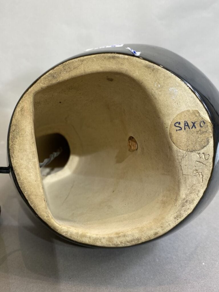 Lampe formant saxophone en céramique émaillée lustrée noire et jaune - H : 40 c…