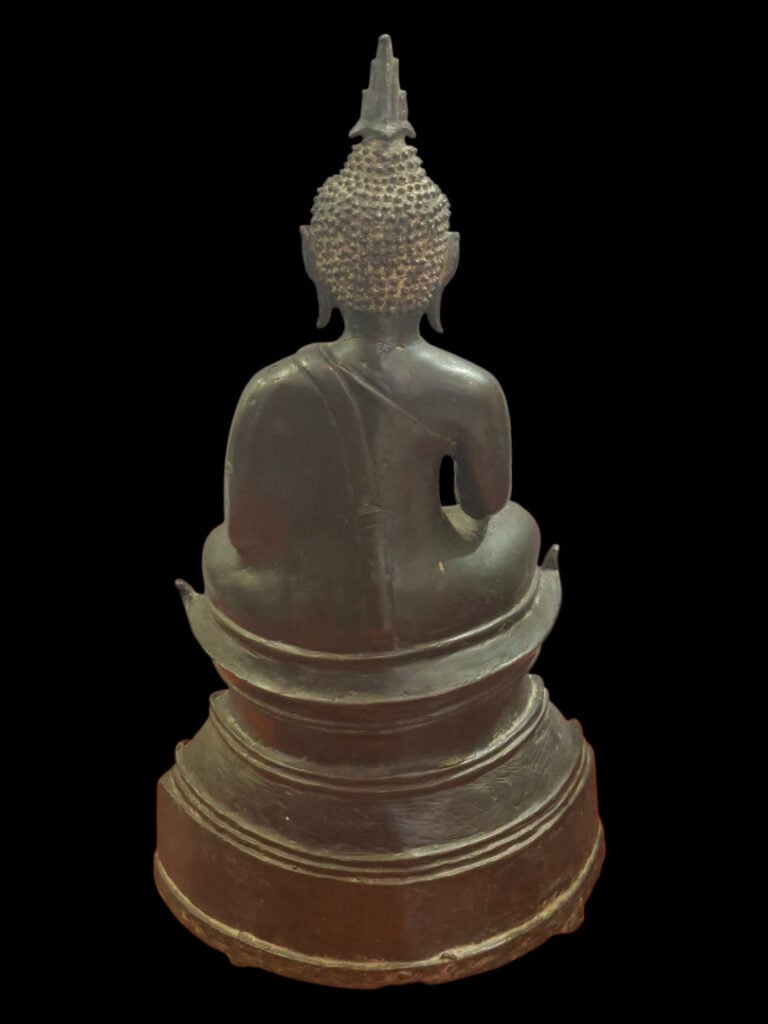 LAOS, XVIIIe - Statuette en bronze de patine brune représentant Bouddha assis d…