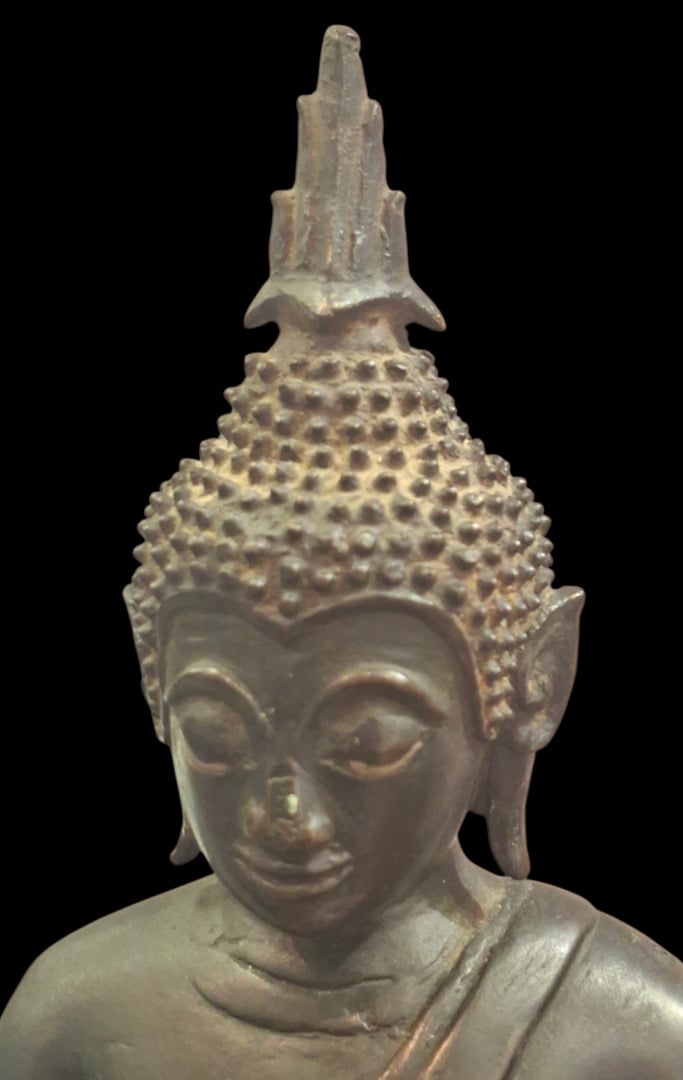 LAOS, XVIIIe - Statuette en bronze de patine brune représentant Bouddha assis d…