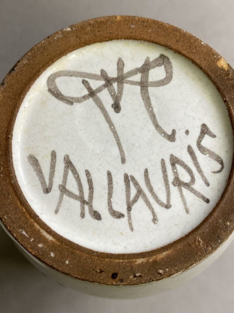 LE GRAND CHENE à VALLAURIS - Pichet en terre cuite émaillée à décor de feuille…