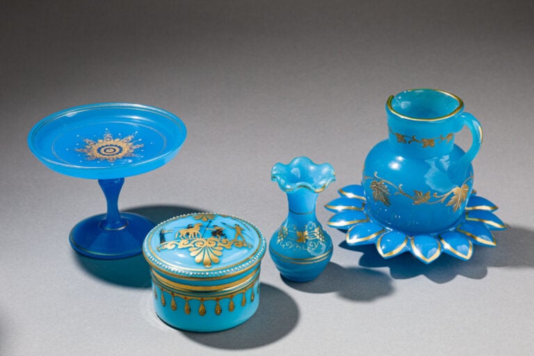 Lot de cinq objets en opaline bleue : - 1°/ Petit pichet à anse à décor de guir…