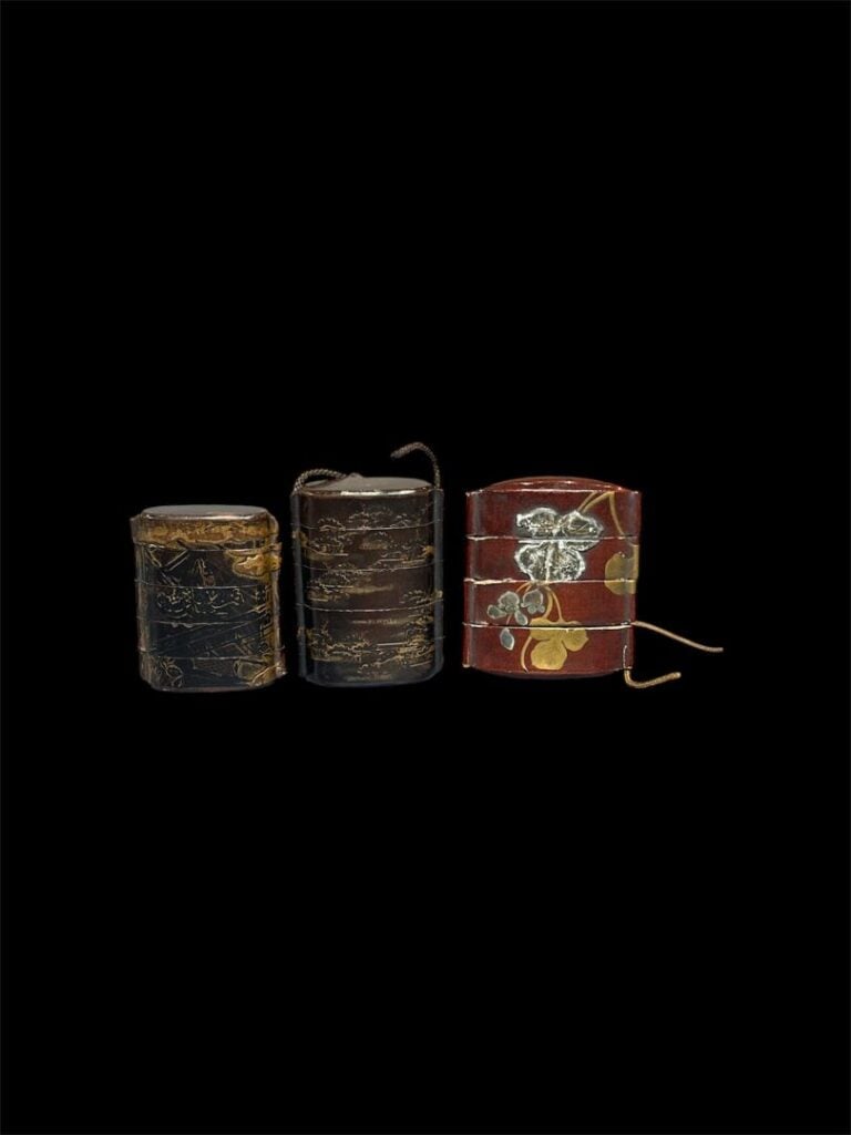 Lot trois inro en laque décor laque or sur fond noir sauf un décor brun rouge a…