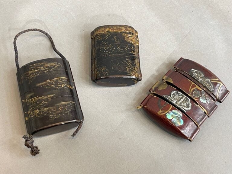 Lot trois inro en laque décor laque or sur fond noir sauf un décor brun rouge a…