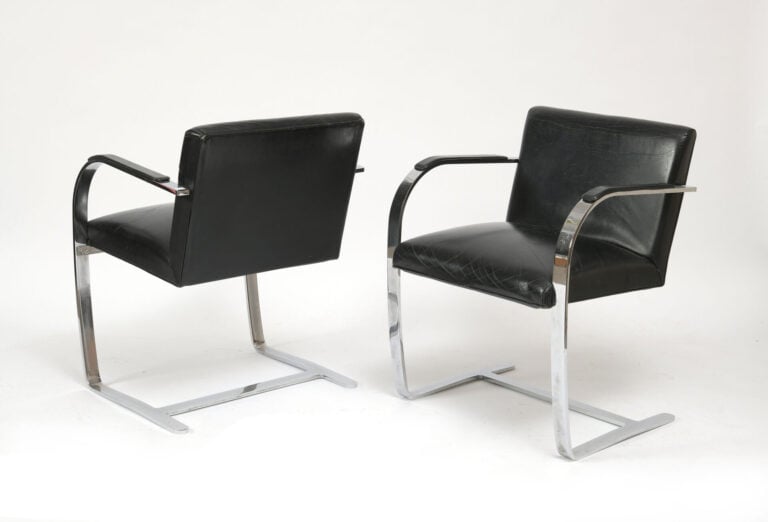 Ludwig MIES VAN DER ROHE (1886-1969), dans le goût de - Paire de fauteuils d'ap…