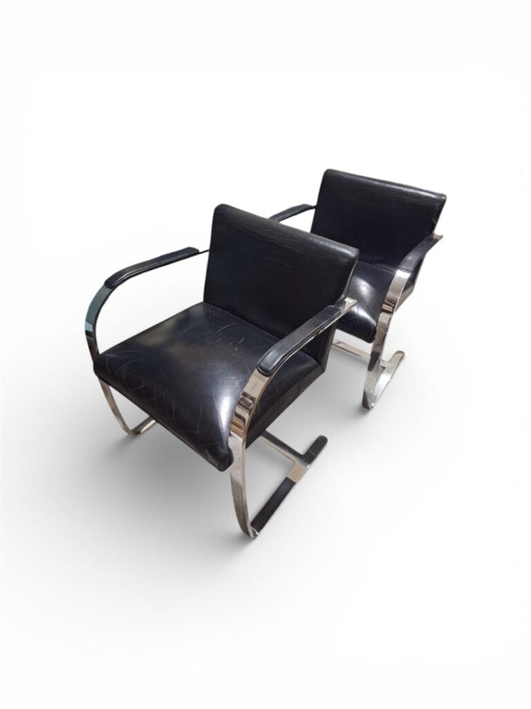 Ludwig MIES VAN DER ROHE (1886-1969), dans le goût de - Paire de fauteuils d'ap…