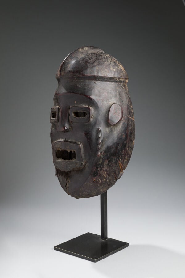 Masque expressionniste en bois recouvert de cuir patiné de couleur sombre - Anc…