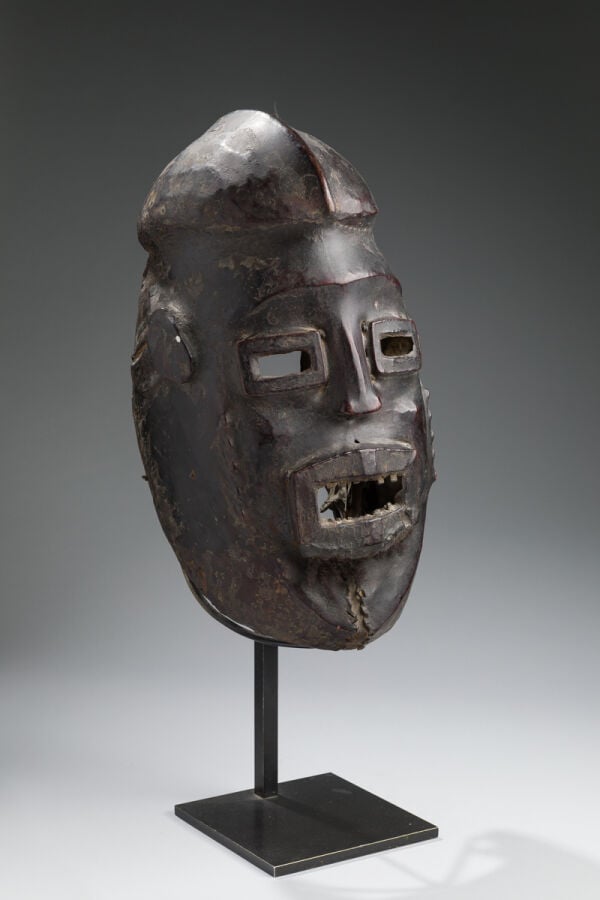 Masque expressionniste en bois recouvert de cuir patiné de couleur sombre - Anc…