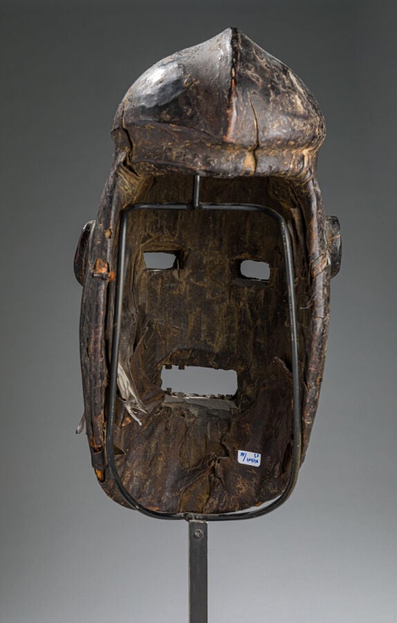 Masque expressionniste en bois recouvert de cuir patiné de couleur sombre - Anc…
