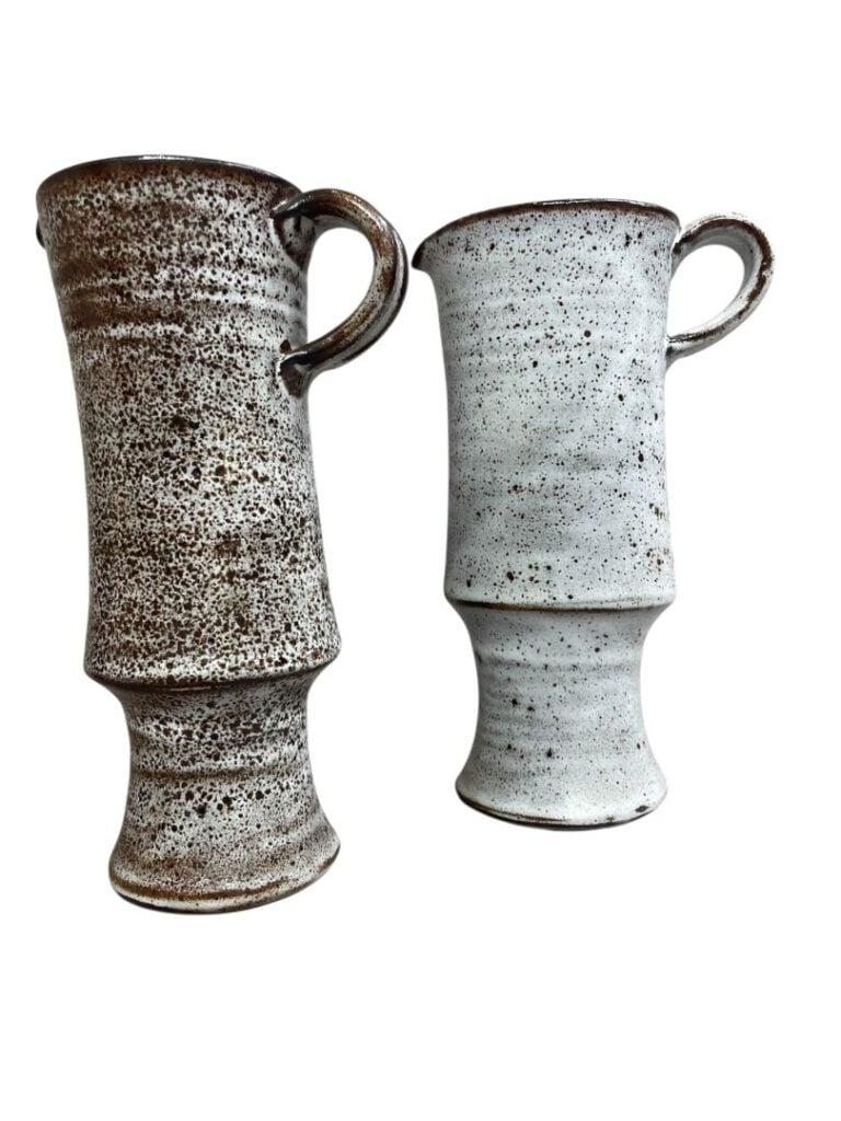 Michel ANASSE (1935-2020) - Paire de pichets en céramique émaillée blanche et b…