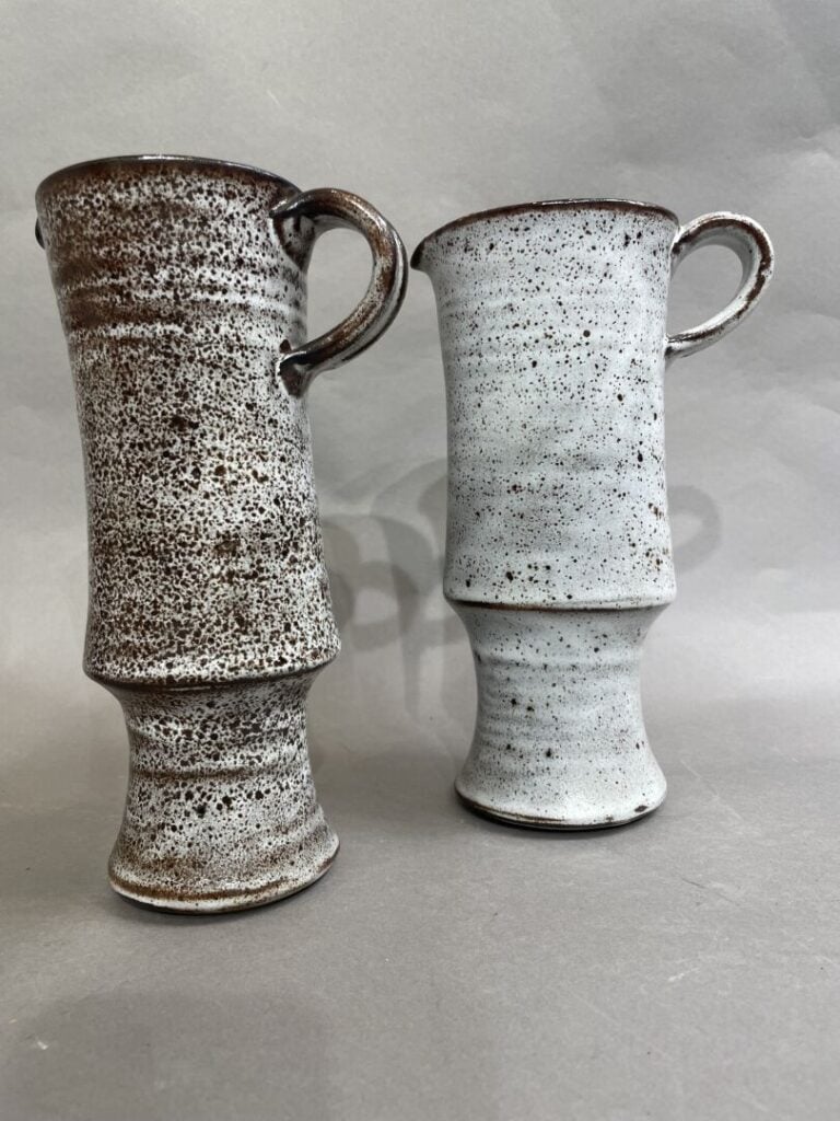 Michel ANASSE (1935-2020) - Paire de pichets en céramique émaillée blanche et b…