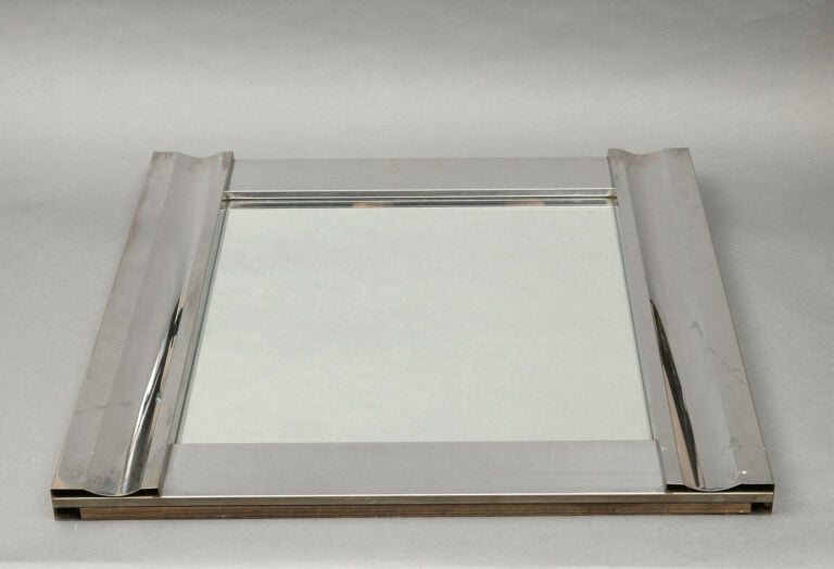 Miroir de forme carrée en métal chromé fixé sur bois, les montants légèrement c…