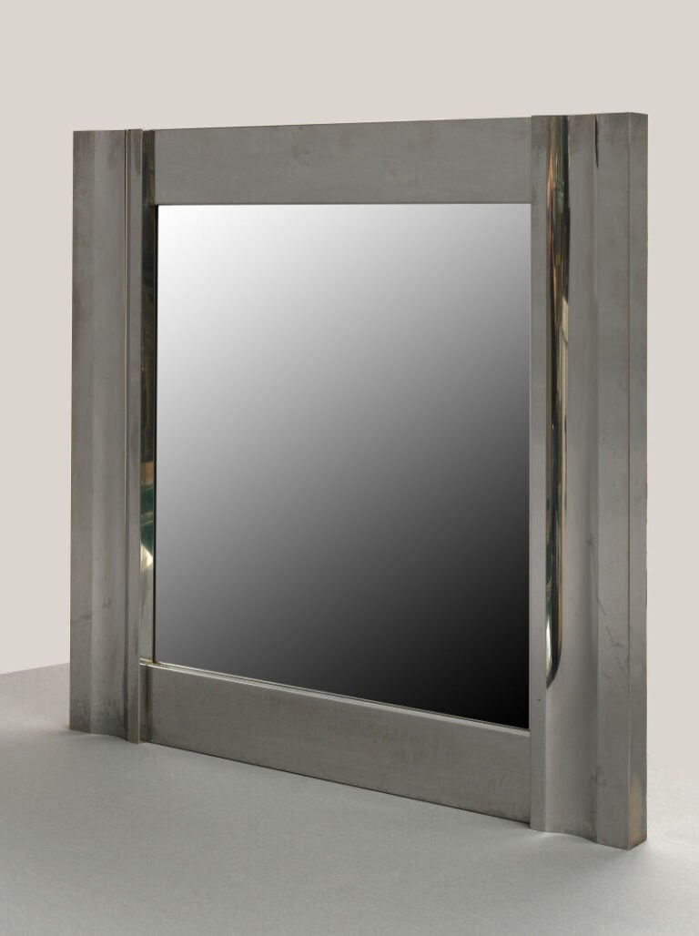 Miroir de forme carrée en métal chromé fixé sur bois, les montants légèrement c…