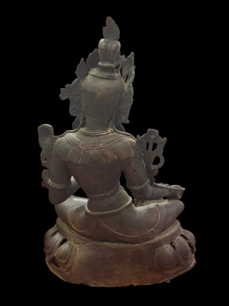NEPAL XXe - Statuette en cuivre de patine brune - Tara assise en délassement ro…