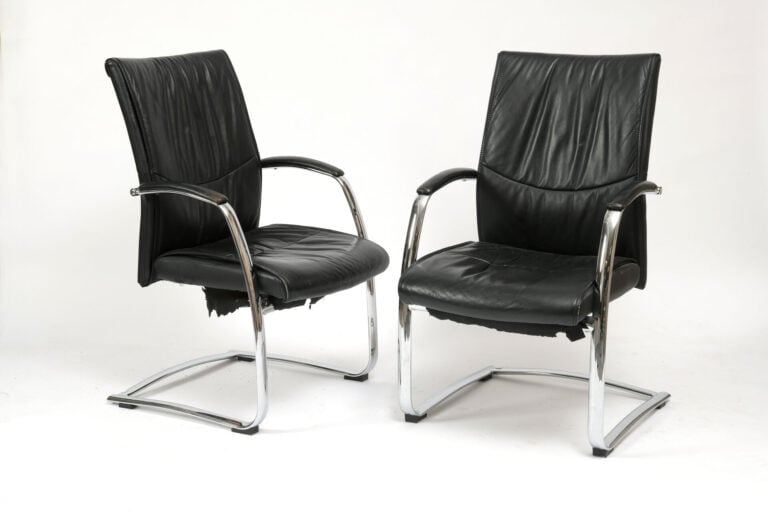 Paire de fauteuils type visiteur, la structure en lames d'acier chromé, la garn…