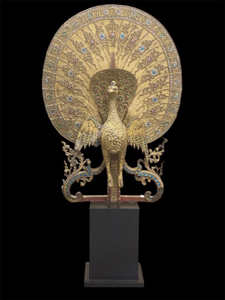 Paon de Birmanie, bois doré - H. 60 cm sur socle noir