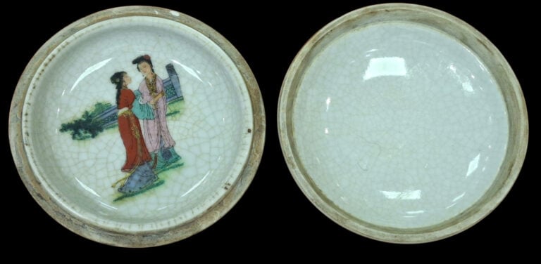 Petite boîte circulaire en porcelaine ornée de scènes ce palais - Couverte poly…